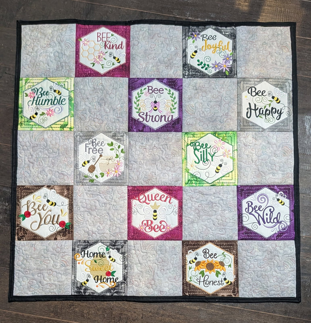 Mini Bee Quilt / Wall Hanging